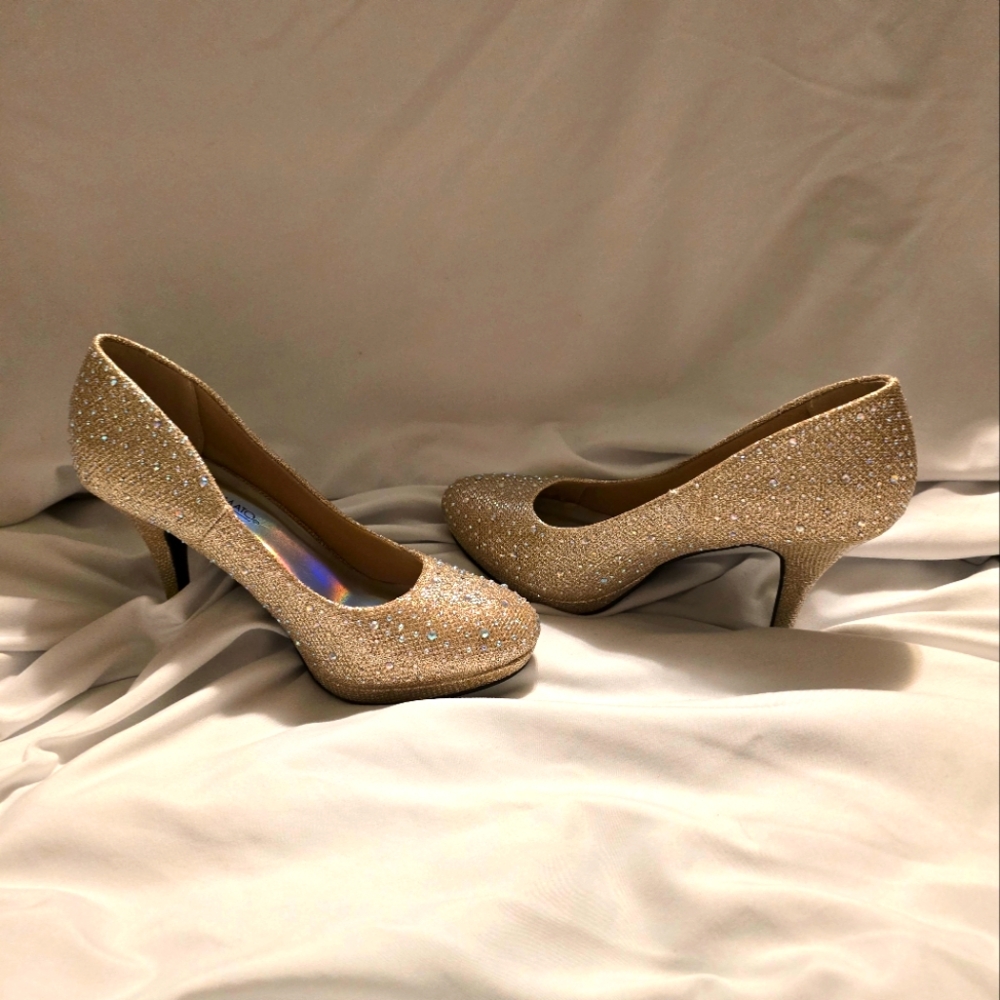 Elegant Gold Glitter "Fireworks" Women's Heels - Picture 2 of 7